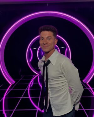 Raoul Vázquez Instagram - GALA 2 de @tucaramesuena, otra semana más afrontando retos que consideraba imposible hacer.
Está siendo una experiencia única. Gracias a todos. El equipo es lo más y vuestro cariño me deja el 💘 calentito. Os quiero🫶🏼🌸

Fotografía x @joseirun_fotografia 
Estilismo x @ma.rogat