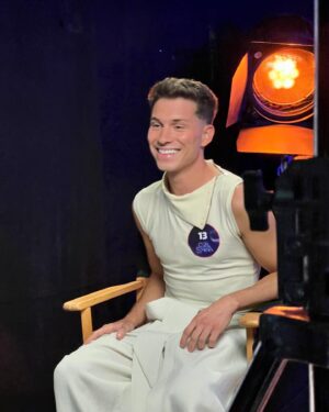 Raoul Vázquez Instagram - Carrousel de la Gala 1 de @tucaramesuena 
¿Qué os pareció?
Gracias a todos por tanto cariño 🥹
Aquí os muestro cositas de detrás de cámaras. 🎥 
Podéis volver a vivir la pedazo de gala que se han marcado todos mis compañeros en @atresplayer 🌸🤍 
Styled by @ma.rogat
