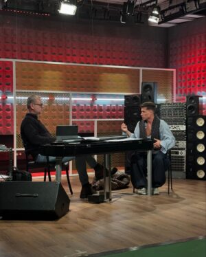 Raoul Vázquez Instagram - Carrousel de la Gala 1 de @tucaramesuena 
¿Qué os pareció?
Gracias a todos por tanto cariño 🥹
Aquí os muestro cositas de detrás de cámaras. 🎥 
Podéis volver a vivir la pedazo de gala que se han marcado todos mis compañeros en @atresplayer 🌸🤍 
Styled by @ma.rogat