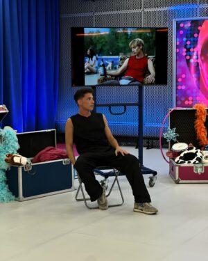 Raoul Vázquez Instagram - Carrousel de la Gala 1 de @tucaramesuena 
¿Qué os pareció?
Gracias a todos por tanto cariño 🥹
Aquí os muestro cositas de detrás de cámaras. 🎥 
Podéis volver a vivir la pedazo de gala que se han marcado todos mis compañeros en @atresplayer 🌸🤍 
Styled by @ma.rogat