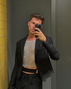 Raoul Vázquez Instagram - Carrousel de la Gala 1 de @tucaramesuena 
¿Qué os pareció?
Gracias a todos por tanto cariño 🥹
Aquí os muestro cositas de detrás de cámaras. 🎥 
Podéis volver a vivir la pedazo de gala que se han marcado todos mis compañeros en @atresplayer 🌸🤍 
Styled by @ma.rogat