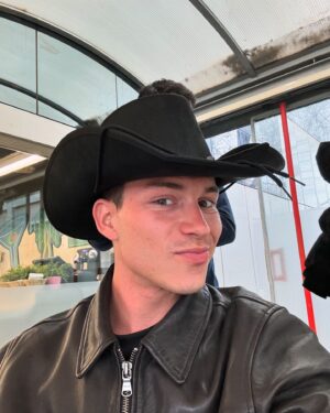 Raoul Vázquez Instagram - Mañana estamos de vuelta otro viernes más 🐒🌸 
Carrousel Gala 6 y 7 

Styled by @ma.rogat 
@_mateovelasquez @newrock