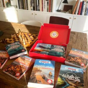 Raphaël de Casabianca Instagram - ☀️ Les guides @petaouchnok arrivent !!!!

🥳 Une nouvelle collection de guide de voyage dans toutes les librairies dès le 8 juin !

👉 Lien en bio pour les commander !