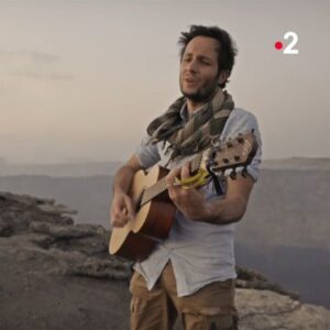 Raphaël de Casabianca Instagram - 🔥 Bonne nouvelle ! Le Replay de notre voyage en Ethiopie avec @vianneymusique est disponible jusqu'au 25 juillet sur france.tv !

👉 Petit bonus musical diffusé lors de notre discussion après la diffusion film sur @france2 .

#rdveti #vianney #rendezvousenterreinconnue #francetv