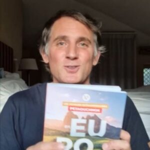 Raphaël de Casabianca Instagram - 😍 Très heureux de partager avec vos mon nouveau livre pour voyager en Europe. 

📚 Vous pouvez le commander sur toutes les plateformes en cliquant sur le lien dans ma bio en haut de mon compte Instagram ! 

🥳 Hâte d'avoir vos retours