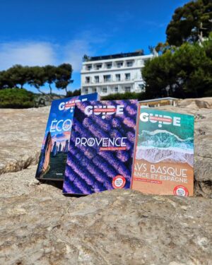 Raphaël de Casabianca Instagram - ☀️ Quelques jours en Provence pour fêter la sortie du 10ème guide de voyage @petaouchnok. Une collection que nous avons crée avec mon ami d'enfance @antoine_delaplace et les éditions @hachettefr .

📚 Des guides de voyage avec (pour chaque destination) plus de 300 photos, des itinéraires randos et vélos incroyables, de belles cartes colorées pour bien se repérer, de supers adresses responsables et plein d' expérience et d'itinéraires hors des sentiers battus (ils sont tous disponibles dans toutes les librairies de France).

😍J'espère que cette nouvelle collection "Petaouchnok" vous plaira et vous accompagnera dans tous vos voyage (lien en bio pour les voir).