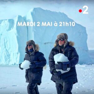 Raphaël de Casabianca Instagram - 🥳 Quelle joie de vous annoncer (enfin!) le prochain @rendez_vous_en_terre_inconnue avec @jarrytypique ! Rendez-vous le mardi 2 MAI à 21h10 sur @france2 !

🧊On a tellement hâte de partager cette aventure avec vous.

❤️ Première photo... j'attends vos réactions 👇