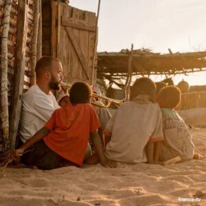 Raphaël de Casabianca Instagram - 📺 Ce soir à 21h sur @france2 on se retrouve à Madagascar pour un nouveau Rendez-vous vous en terre inconnue avec @oli_real et le duo @bigfloetoli en plateau pour débriefer après la film. 

😍 A ce soir !