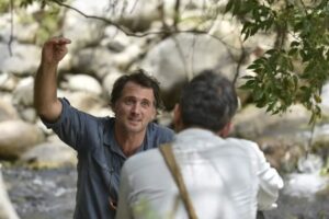 Raphaël de Casabianca Instagram - Cette photo a été prise en Colombie chez les Kogis. J' étais en "observation" pendant le dernier @rendez_vous_en_terre_inconnue de @fredericlopez.officiel (de dos au premier plan) avec @thom_astro... 
Encore merci de m'avoir fait confiance. C est un cadeau immense de travailler avec des équipes aussi talentueuses et de poursuivre ce magnifique projet... Je savoure chaque jours la chance que j'ai! Hâte de partager les prochains voyages.... Et encore merci pour tous les messages que je reçois.