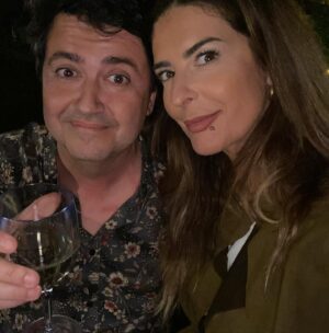 Raquel Loureiro Instagram - É só para dizer que este puto @fernando_alvim faz 50 anos! Festa maravilhosa com amigos incríveis na casa do Presidente ah pois é. Que venham mais 50 puto 😘🥰😎 
PS: a comida estava top mundial!