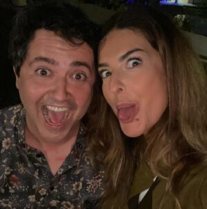 Raquel Loureiro Instagram - É só para dizer que este puto @fernando_alvim faz 50 anos! Festa maravilhosa com amigos incríveis na casa do Presidente ah pois é. Que venham mais 50 puto 😘🥰😎 
PS: a comida estava top mundial!