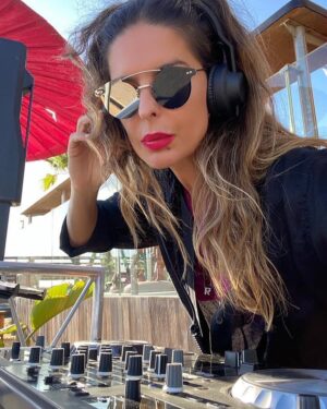 Raquel Loureiro Instagram - Próximo mês temos música! I will keep you posted! 🥂✨🎶
#dj #raquelloureiro #music #djgirl