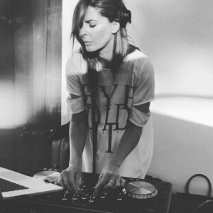 Raquel Loureiro Instagram - I love music ♥️
A aquecer para o Verão 🎼🎧