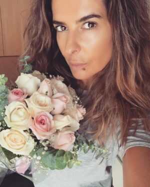 Raquel Loureiro Instagram - Boa noite! Quem gosta de flores ? 🌺