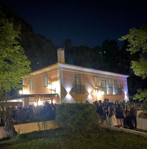 Raquel Loureiro Instagram - É só para dizer que este puto @fernando_alvim faz 50 anos! Festa maravilhosa com amigos incríveis na casa do Presidente ah pois é. Que venham mais 50 puto 😘🥰😎 
PS: a comida estava top mundial!