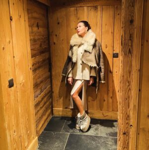 Raquel Loureiro Instagram - Pronta para jantar e apaixonada por esta estância de esqui onde só a simplicidade e a elegância imperam! Escolha perfeita para uma “Winter escape”! ❄️🤍✨