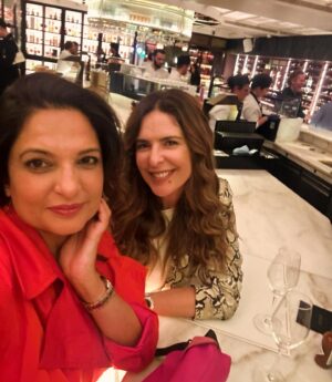 Raquel Loureiro Instagram - Hoje é dia de jantar com uma das minhas Besties, rodeada de beleza como eu gosto! As amigas a sério contam-se pelos dedos  de uma mão … 💜
