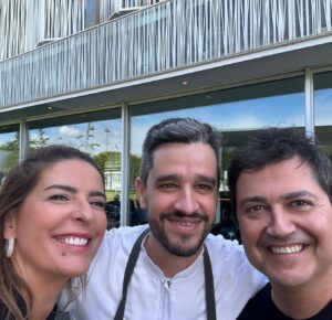 Raquel Loureiro Instagram - Final de tarde preenchido com a final da competição World Class 2024 cheia de gargalhadas, os culpados são o @fernando_alvim e o Chef André Cruz @restaurantefeitoria que fez um catering absolutamente divinal 😋😁