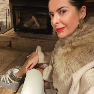 Raquel Loureiro Instagram - Pronta para jantar e apaixonada por esta estância de esqui onde só a simplicidade e a elegância imperam! Escolha perfeita para uma “Winter escape”! ❄️🤍✨