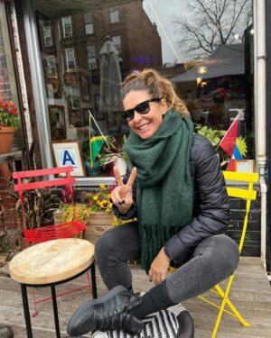 Raquel Loureiro Instagram - Paragem obrigatória em Brooklyn para beber um copo no @bedvynebrew comprar vinhos na @bedvyne e comer uma Jerk Chicken no @wadadlijerk 💥🇺🇸Thank you @realrotimiakinnuoye ❤️