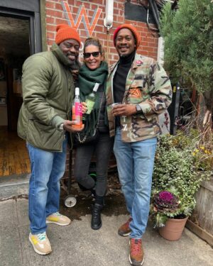 Raquel Loureiro Instagram - Paragem obrigatória em Brooklyn para beber um copo no @bedvynebrew comprar vinhos na @bedvyne e comer uma Jerk Chicken no @wadadlijerk 💥🇺🇸Thank you @realrotimiakinnuoye ❤️