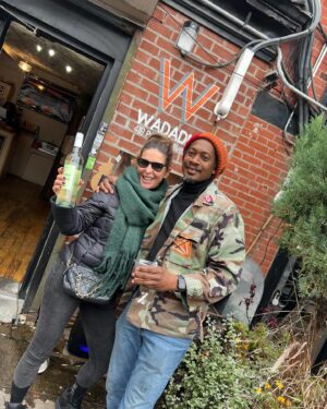 Raquel Loureiro Instagram - Paragem obrigatória em Brooklyn para beber um copo no @bedvynebrew comprar vinhos na @bedvyne e comer uma Jerk Chicken no @wadadlijerk 💥🇺🇸Thank you @realrotimiakinnuoye ❤️