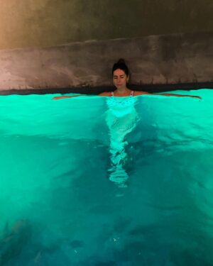 Raquel Loureiro Instagram - Hora de relaxar … vem aí piscina, uma massagem “deep tissue” e um cosmopolitan antes do jantar 😉