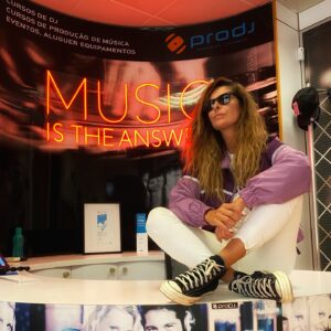 Raquel Loureiro Instagram - Foi aqui @prodj.school que tudo começou com a música eletrónica na minha vida, embora já tenha nascido a ouvir todo o tipo de boa música por causa dos meus pais. Recebem-me sempre de braços abertos e hoje não foi exceção ❤️ Hoje é um dia especial. Bom fim‑de‑semana !!! 🍾💋•