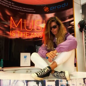Raquel Loureiro Instagram - Foi aqui @prodj.school que tudo começou com a música eletrónica na minha vida, embora já tenha nascido a ouvir todo o tipo de boa música por causa dos meus pais. Recebem-me sempre de braços abertos e hoje não foi exceção ❤️ Hoje é um dia especial. Bom fim‑de‑semana !!! 🍾💋•