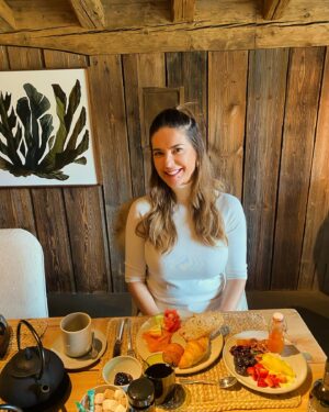 Raquel Loureiro Instagram - Normalmente não costumo tomar pequeno-almoço pois faço jejum intermitente, mas aqui é irresistível 😁😋