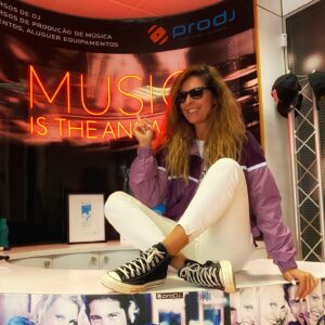 Raquel Loureiro Instagram - Foi aqui @prodj.school que tudo começou com a música eletrónica na minha vida, embora já tenha nascido a ouvir todo o tipo de boa música por causa dos meus pais. Recebem-me sempre de braços abertos e hoje não foi exceção ❤️ Hoje é um dia especial. Bom fim‑de‑semana !!! 🍾💋•