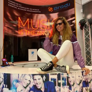 Raquel Loureiro Instagram - Foi aqui @prodj.school que tudo começou com a música eletrónica na minha vida, embora já tenha nascido a ouvir todo o tipo de boa música por causa dos meus pais. Recebem-me sempre de braços abertos e hoje não foi exceção ❤️ Hoje é um dia especial. Bom fim‑de‑semana !!! 🍾💋•
