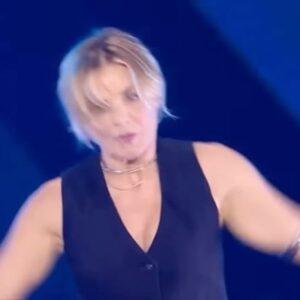 Raquel Sánchez Silva Instagram - Después de 11 galas, he logrado aprender cómo gestionar el aire para cantar en un show completamente aeróbico. Era un reto muy importante para mí porque amo cantar pero, por encima de todo, siempre quiero bailar. Me ha costado mucho gestionarlo y la segunda parte de esta canción ha sido como una cima de montaña para mí. Con el diafragma estirado para controlar el aire y mucho, mucho control. Es algo que probablemente nunca aplicaré fuera de un plató como el de @tucaramesuena, pero nada me gusta más que aprender y superar retos. Gracias a mis compis del ballet @norakhidalgo y @meryrivers , a @tucaramesuena y a GALA por esta canción tan poderosa. 
¿Quién quiere bailar? 
¡Vamooooos! 
🎉🎉🎉🎉♥️🎉🎉🎉🎉