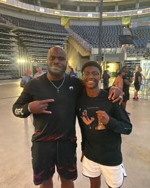 Rashad Evans Instagram - I had an epic time at #ufc291 with my son @soss.shadi! Shadi loved it so much.. For the rest of the night he was trying to spar me... 😂😂😂 I told him to cool out cause “Pops” play for keeps.. 🤭😂😂 #ufc#sugarashadevans#umbo