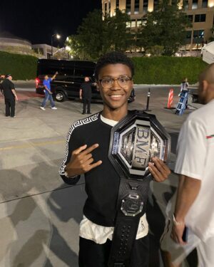 Rashad Evans Instagram - I had an epic time at #ufc291 with my son @soss.shadi! Shadi loved it so much.. For the rest of the night he was trying to spar me... 😂😂😂 I told him to cool out cause “Pops” play for keeps.. 🤭😂😂 #ufc#sugarashadevans#umbo
