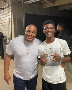 Rashad Evans Instagram - I had an epic time at #ufc291 with my son @soss.shadi! Shadi loved it so much.. For the rest of the night he was trying to spar me... 😂😂😂 I told him to cool out cause “Pops” play for keeps.. 🤭😂😂 #ufc#sugarashadevans#umbo