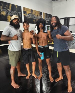 Rashad Evans Instagram - We (@tyrone_spong) Training up the next Generation @soss.shadi & Guy getting work in @killcliff_fc @henrihooft @coachgjones 🔥🔥