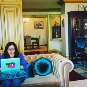 Rasim Öztekin Instagram - #evdekal 
Biz evde kaldık size dizi yaptık.Perşembe 20.00 de görüşmek üzere.