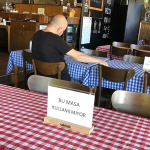 Rasim Öztekin Instagram - 15 Mart’tan beri ilk kez dışarı yemeğe gittik. Titizliğini bildiğimden, kardeşim Cansın’ın Rumeli Kale Cafe ye gittik. Beni yanıltmadı. Pandemi ye karşı aldığı tedbirler harika. Hele barkodlu menüye bayıldım. Lezzet ise bildiğiniz #rumelikalecafe @kale_cafe @volkantahsildaroglu @esra_kazancibasi_oztekin @semraakoral