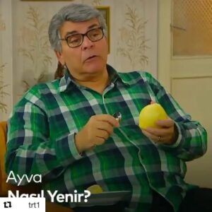 Rasim Öztekin Instagram - #seksenler. Ayvayı yeme dersi...😀