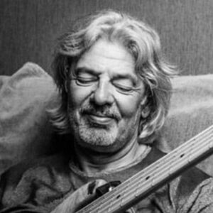 Rasim Öztekin Instagram - Beraber çalışmaktan ve muhabbetlerinden çok keyif aldığım,Türkiye’nin en iyi bas gitarcılarından biri olan #ismailsoyberk’i kaybetmişiz. Çok üzgünüm. nurlar içinde yatsın.
