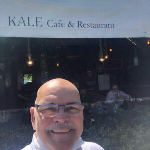 Rasim Öztekin Instagram - 15 Mart’tan beri ilk kez dışarı yemeğe gittik. Titizliğini bildiğimden, kardeşim Cansın’ın Rumeli Kale Cafe ye gittik. Beni yanıltmadı. Pandemi ye karşı aldığı tedbirler harika. Hele barkodlu menüye bayıldım. Lezzet ise bildiğiniz #rumelikalecafe @kale_cafe @volkantahsildaroglu @esra_kazancibasi_oztekin @semraakoral