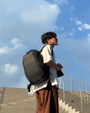 Ratanaumnuayshai Boonyakorn Instagram - ทุกฟังก์ชันครบในใบเดียว Peak Design Everyday Zip 20L ส่วนที่ชอบมากๆของตัวนี้เลยคือมีซิปอยู่รอบตัวกระเป๋าไม่ว่าจะสะพายแบบไหนก็หยิบของได้อย่างสะดวก 

Peak Design อุปกรณ์ที่ออกแบบอย่างพิถีพิถันเพื่อช่วยนักรังสรรค์ นักเดินทาง และนักผจญภัย เข้าถึงอุปกรณ์พวกเขาได้อย่างสะดวก เป็นระเบียบ และปลอดภัย

หาซื้อได้แล้วที่ InTrendMall คลังแสงของคนชอบเที่ยวที่มีสินค้าครบทุกฟังก์ชัน เพื่อความพร้อมใช้งานที่เต็มเปี่ยมจากแบรนด์อุปกรณ์การเดินทางชั้นนำระดับโลก ตั้งแต่เริ่มออกจากบ้าน จบที่เดียว 

#peakdesign #findyourpeak #PeakDesignThailand #Getequipped #InTrendMall #คลังแสงของคนชอบเที่ยว