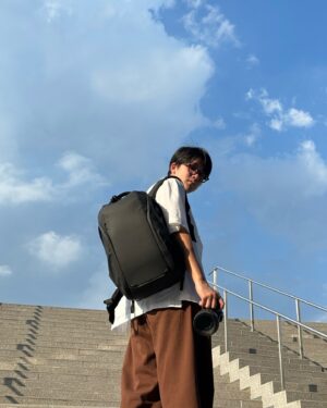 Ratanaumnuayshai Boonyakorn Instagram - ทุกฟังก์ชันครบในใบเดียว Peak Design Everyday Zip 20L ส่วนที่ชอบมากๆของตัวนี้เลยคือมีซิปอยู่รอบตัวกระเป๋าไม่ว่าจะสะพายแบบไหนก็หยิบของได้อย่างสะดวก 

Peak Design อุปกรณ์ที่ออกแบบอย่างพิถีพิถันเพื่อช่วยนักรังสรรค์ นักเดินทาง และนักผจญภัย เข้าถึงอุปกรณ์พวกเขาได้อย่างสะดวก เป็นระเบียบ และปลอดภัย

หาซื้อได้แล้วที่ InTrendMall คลังแสงของคนชอบเที่ยวที่มีสินค้าครบทุกฟังก์ชัน เพื่อความพร้อมใช้งานที่เต็มเปี่ยมจากแบรนด์อุปกรณ์การเดินทางชั้นนำระดับโลก ตั้งแต่เริ่มออกจากบ้าน จบที่เดียว 

#peakdesign #findyourpeak #PeakDesignThailand #Getequipped #InTrendMall #คลังแสงของคนชอบเที่ยว