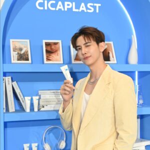 Ratchata Pichetshote Instagram - Cicaplast Baume B5  ครีมสามัญประจำหน้าของจริง สารพัดจะใช้ ที่สำคัญซ่อมผิวเก่งมาก 💙💙💙

La Roche-Posay เค้าเป็นผู้นำเรื่อง Microbiome อยู่แล้ว ทำให้ตัวนี้เป็นครีมที่ซ่อมผิวเก่งเหมาะกับทุกคนในบ้านจริงๆค่ะ

ใครผิวพังต้องมาลองตัวนี้เลย

#CICAPLASTHOUSEOFHEALING #LAROCHEPOSAYTH