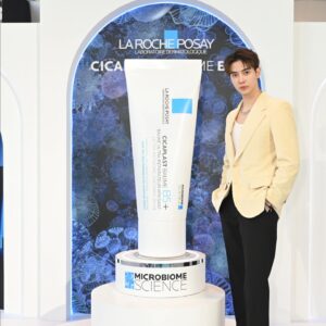 Ratchata Pichetshote Instagram - Cicaplast Baume B5  ครีมสามัญประจำหน้าของจริง สารพัดจะใช้ ที่สำคัญซ่อมผิวเก่งมาก 💙💙💙

La Roche-Posay เค้าเป็นผู้นำเรื่อง Microbiome อยู่แล้ว ทำให้ตัวนี้เป็นครีมที่ซ่อมผิวเก่งเหมาะกับทุกคนในบ้านจริงๆค่ะ

ใครผิวพังต้องมาลองตัวนี้เลย

#CICAPLASTHOUSEOFHEALING #LAROCHEPOSAYTH