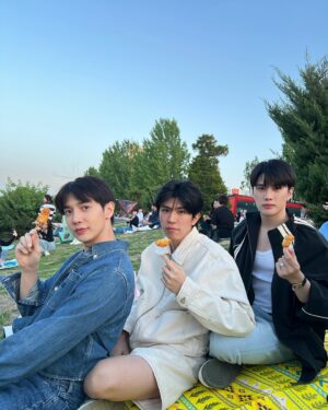 Ratchata Pichetshote Instagram - คิดถึงเพื่อนขึ้นมาน้ำตามันก็ไหล 😂