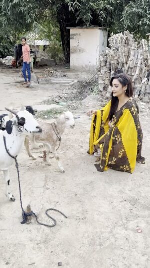 Rati Pandey Instagram - Jane kis mod pe mil jaye koi afsana! ❤️
.
.
.
.
#instareels #ratipandey #village #villagelife #bts #thankyou #gratitude #mausammastana