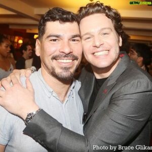 Raúl Castillo Instagram - It’s not every day your buddy gets his portrait unveiled at @sardisnyc #jonathangroff #merrilywerollalong

📸 by @bruglikas