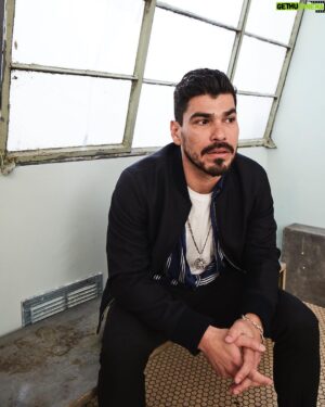 Raúl Castillo Instagram - Click click flash flash #wintertca2019 #wintertcas @vida_starz || 📸 by: @iheartmaarten for @tvguidemagazine #elchicanofilm 💄 by: @magengraysmua 😜